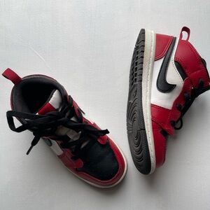 Nike Air Jordan 1 Retro Mid Chicago Black Toe. Kids 10C